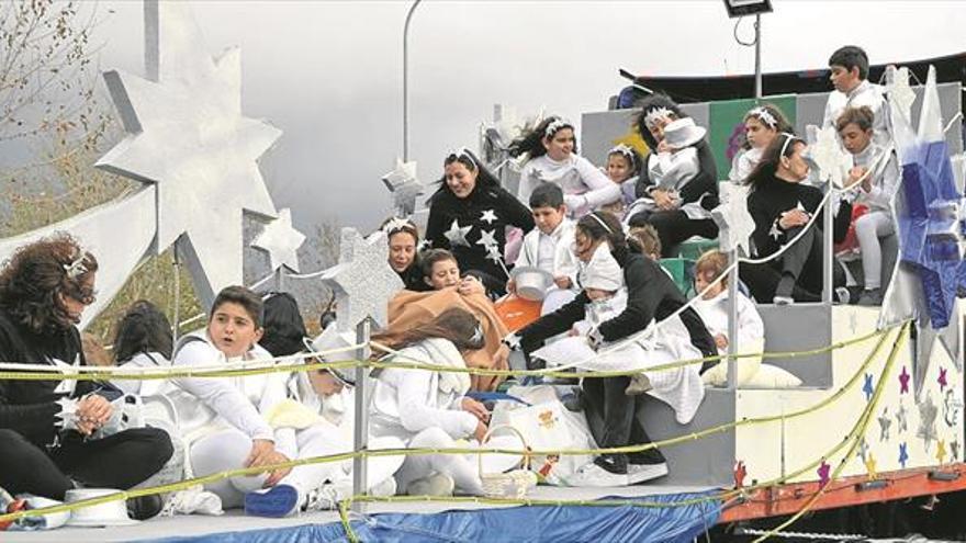 34 carrozas desfilarán mañana en la gran Cabalgata de Reyes Magos de Almendralejo