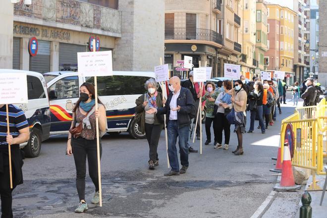 Cadena humana convocada por organizaciones ecologistas con el lema 'Aragón no se vende'