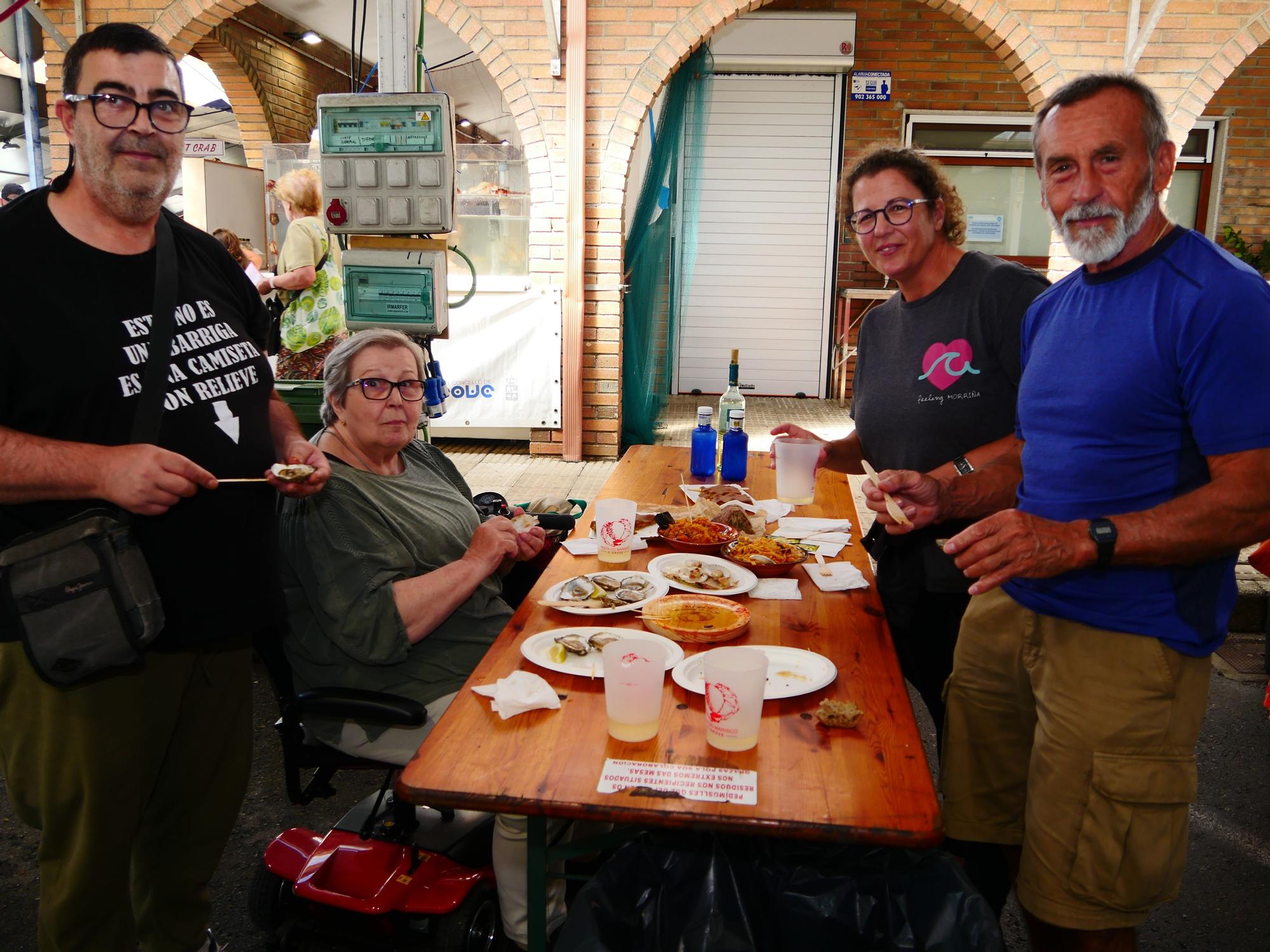 Una mesa con una buena cantidad de raciones.