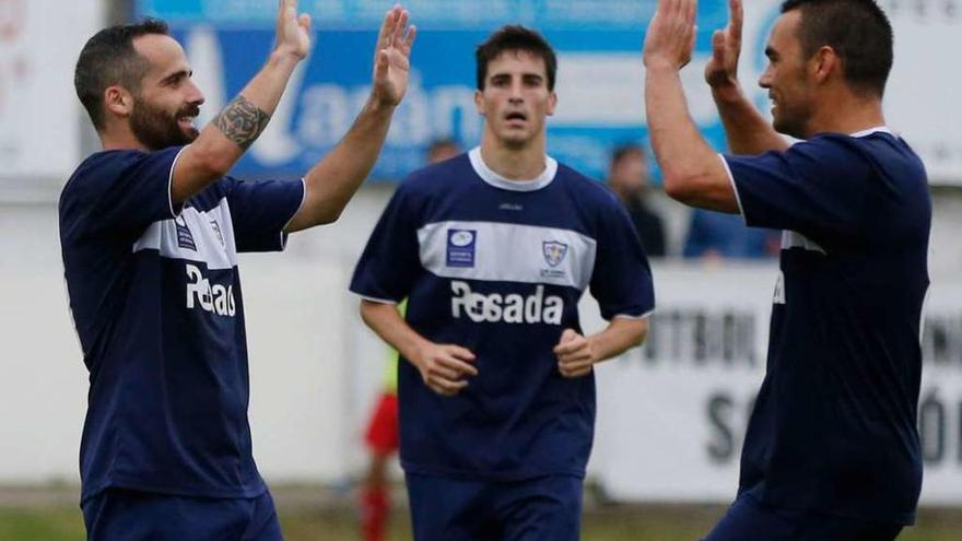 Omar Sampedro y Geni celebran un gol con Omar Álvarez (que dejó el club) detrás.