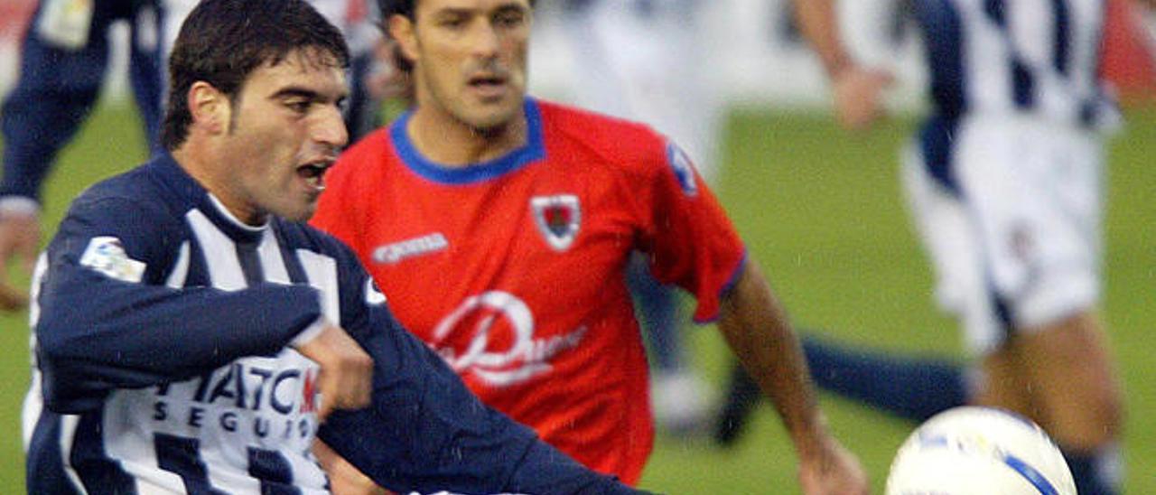 Javier Garrido, con la camiseta de la Real Sociedad, despeja un balón en un partido contra el Numancia.