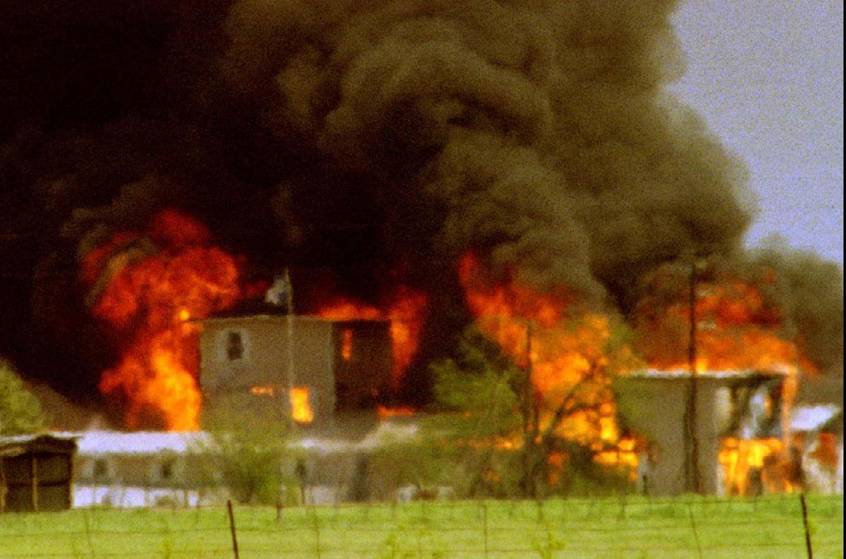 Tras 51 días de asedio policial, 82 personas integrantes de la secta Davidiana, liderada por David Koresh, se autoinmolaron con fuego en un rancho de Waco.