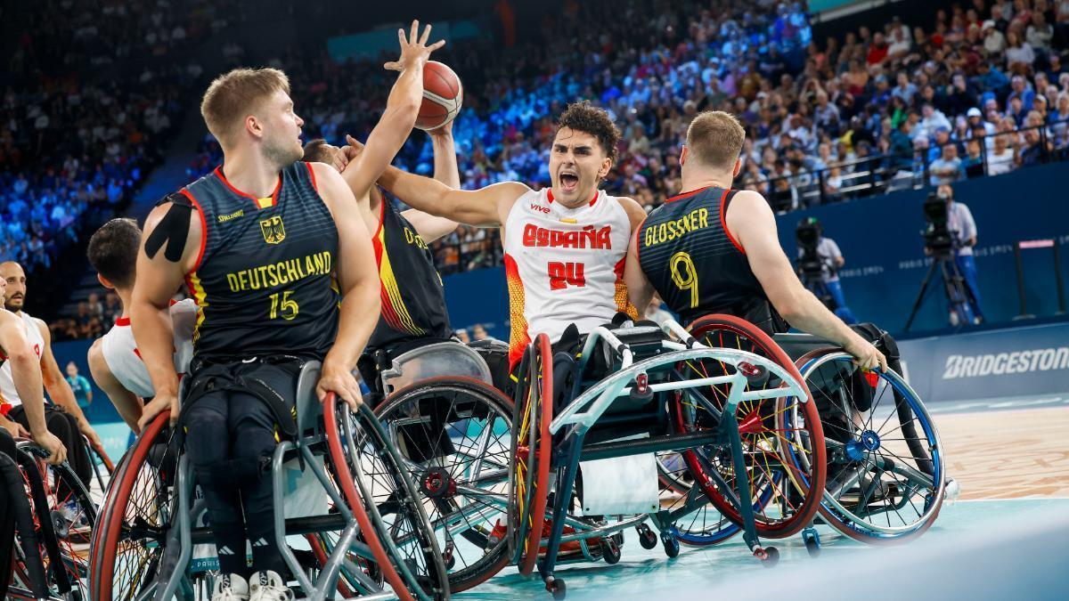 El jugador español Ignacio Ortega (2d) se enfrenta a los alemanes Lukas Glossner (d) y Alexander Budde (i) durante una jugada del partido de cuartos de final de baloncesto masculino en silla de ruedas de los Juegos Paralímpicos de París 2024 disputado este martes.