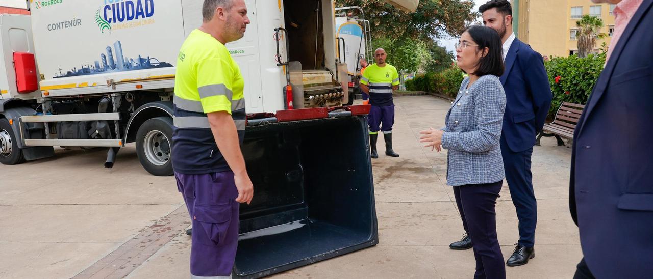 Darias habla con uno de los trabajadores de limpieza, entre el gerente del servicio Antonio Santanay el concejal Hérctor Alemán.