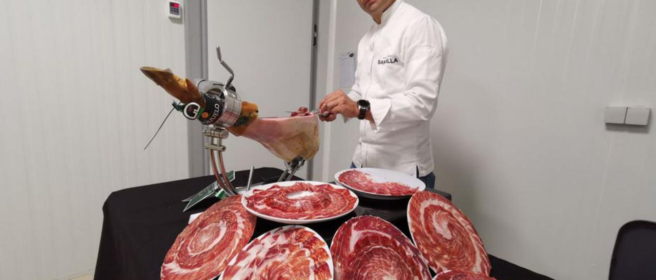 Un cortador profesional de jamón.   | // SANTOS ÁLVAREZ