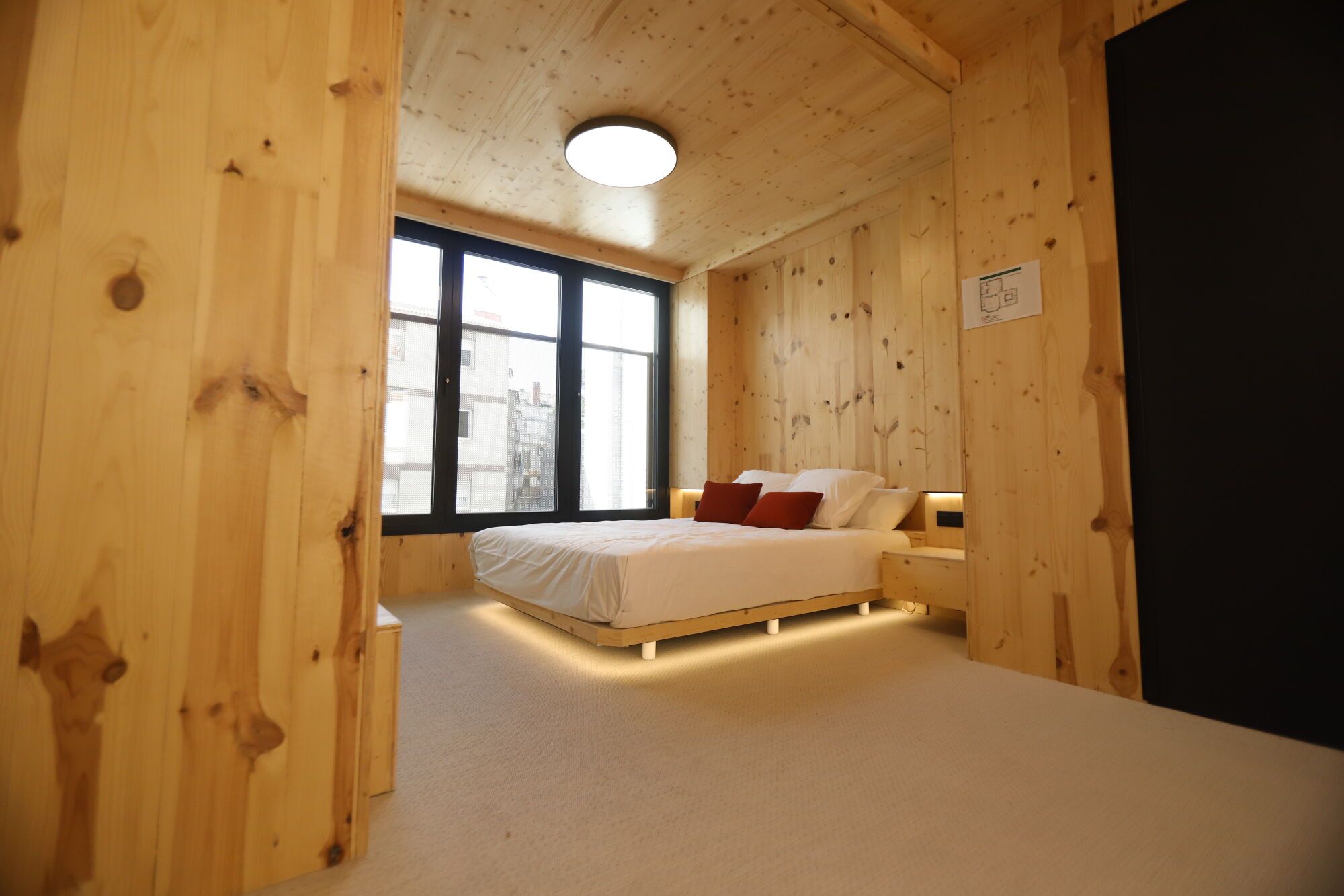 Así es por dentro el edificio que se montó como un mueble de Ikea en cinco días en el centro de Zaragoza