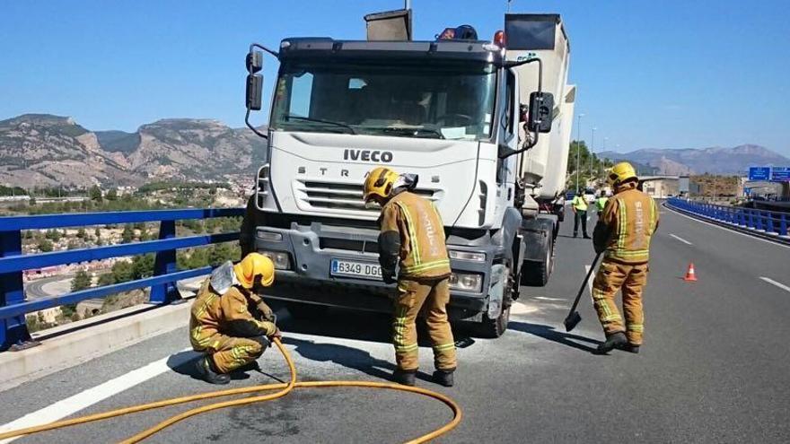 Cortan dos carriles de la autovía en Alcoy por un incendio