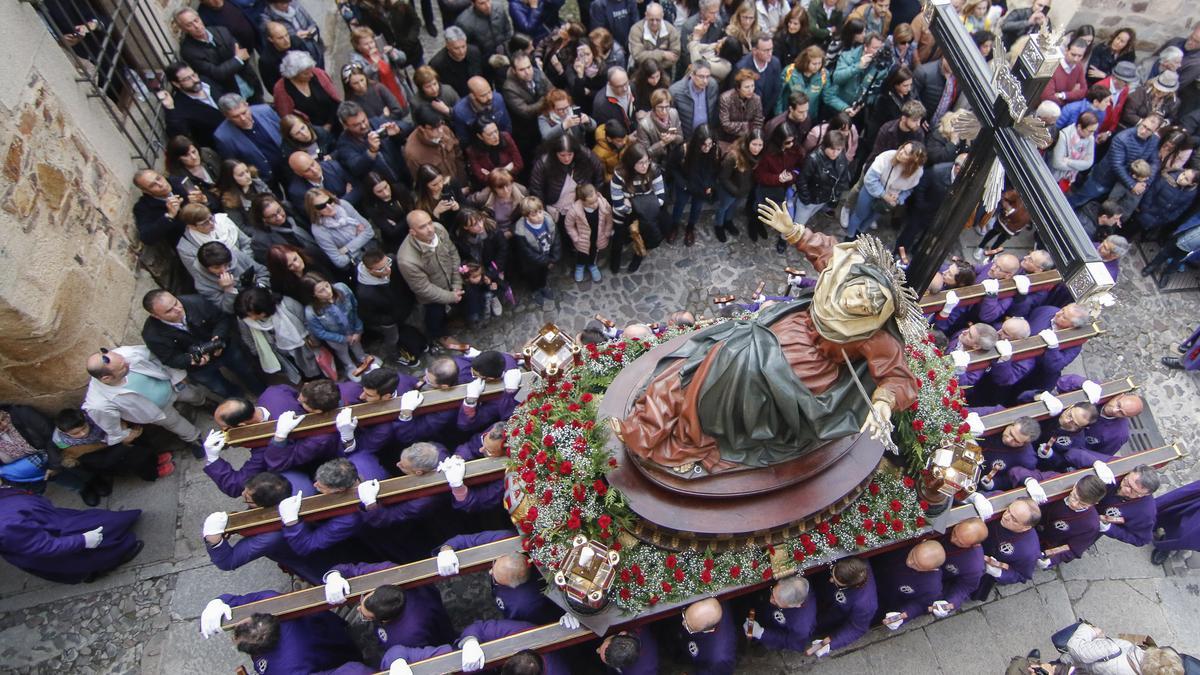 Paso de la Dolorosa de la Cruz, el Jueves Santo, en una fotografía de archivo.