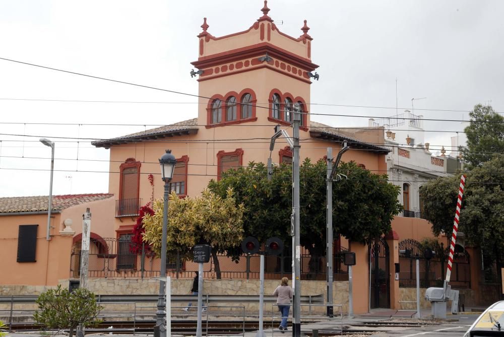 Chalé situado en el número uno de la calle Peset Aleixandre de Godella, en que resalta su torre esquinera con visión a ambos lados