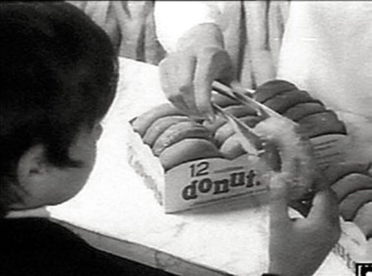 ’¡Ay va, los Donuts!’. Dues imatges d’un espot dels anys 70.