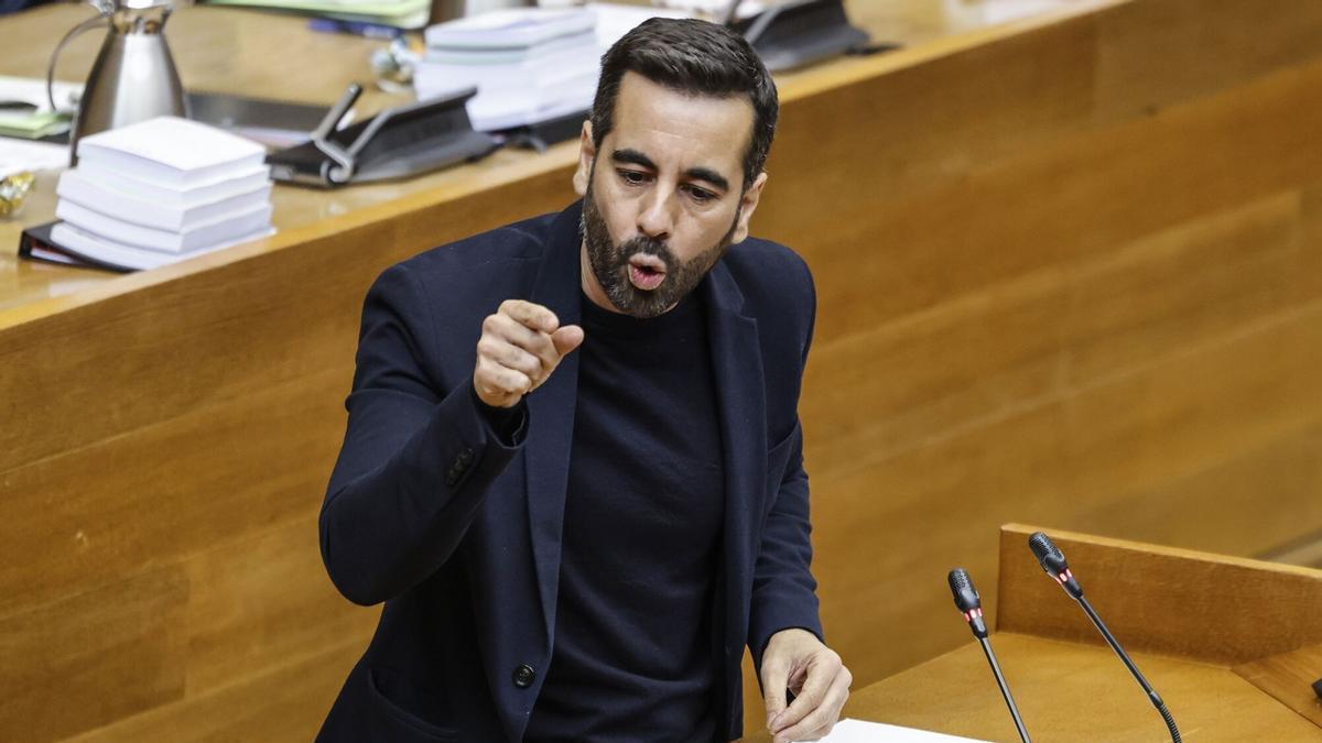 El síndic del PSPV, José Muñoz, durante una sesión de control,  en las Corts.