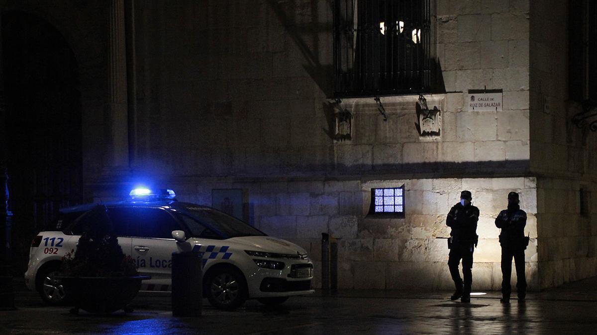 Dos agentes de la Policía.