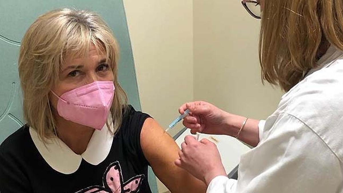 Julia Otero rep la vacuna contra la Covid com a malalta oncològica