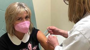 Julia Otero rep la vacuna contra la Covid com a malalta oncològica