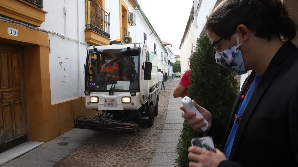 Una barredora de Sadeco desinfecta las calles en plena pandemia.