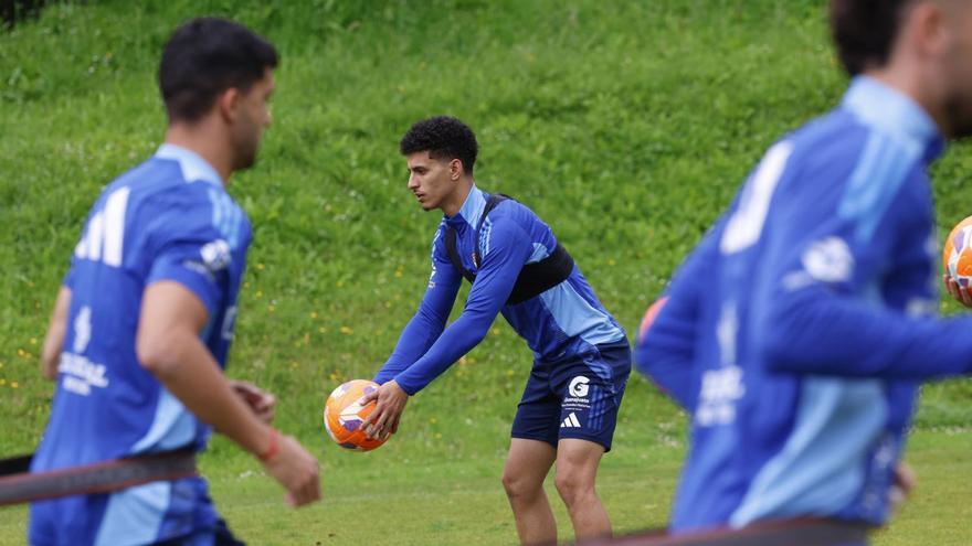 Ilyas Chaira, ayer, durante el entrenamiento en El Requexón. | LUISMA MURIAS