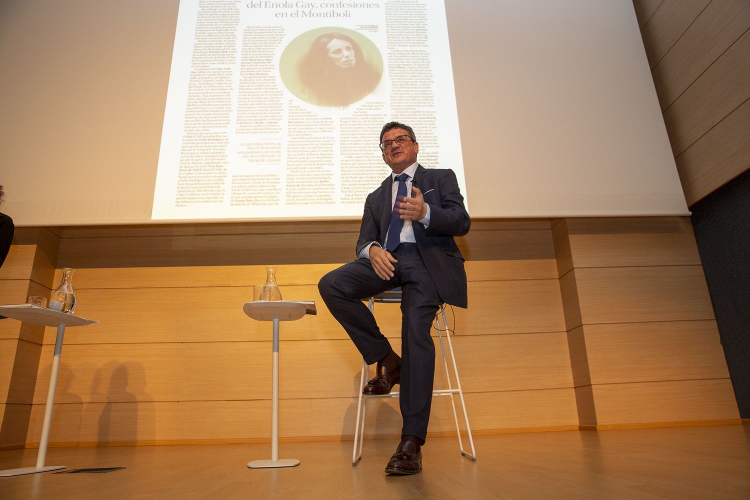 Toni Cabot presenta en el Club INFORMACIÓN el libro en el que plasma los perfiles de 40 personalidades de Alicante