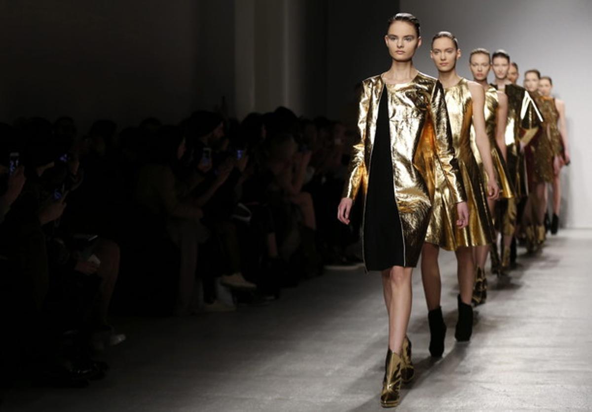 Diverses models desfilen per la passarel·la amb creacions de la col·lecció tardor-hivern de ’prêt à porter’ de la dissenyadora espanyola Amaya Arzuaga, a París.