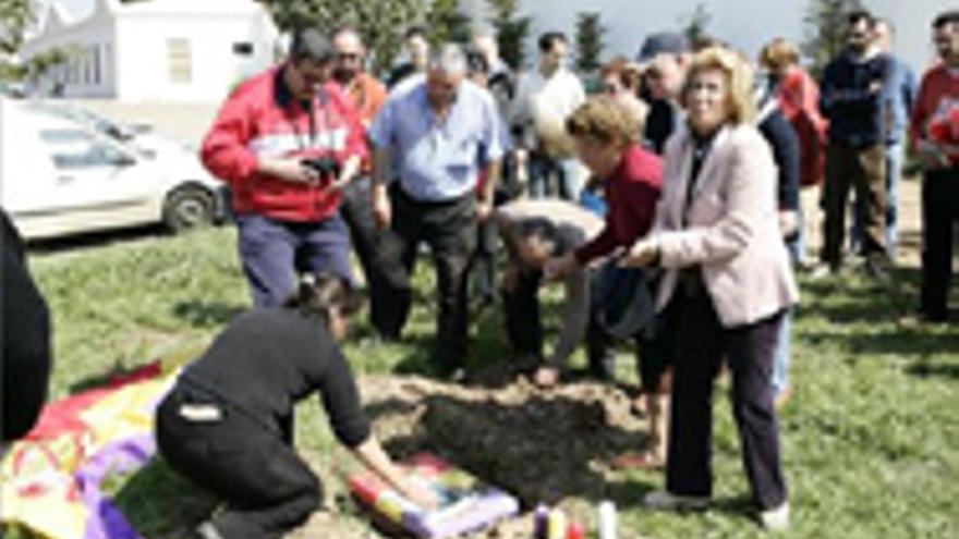 Familias de fusilados en la guerra pagan el mausoleo del cementerio