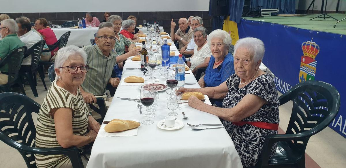 La asociación de jubilados de Venialbo honran a San joaquín y Santa Ana