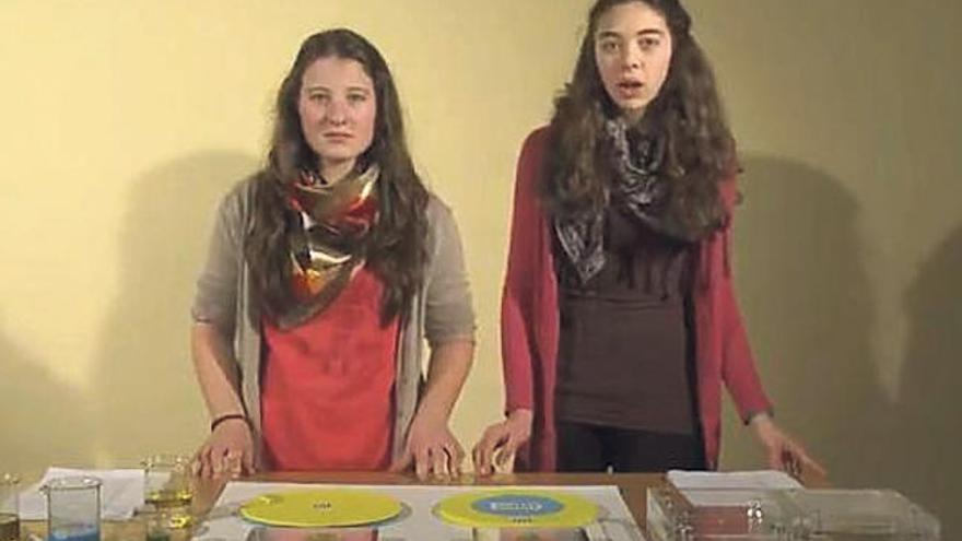De izquierda a derecha, María Vilas y Laura Calvo realizan el experimento en el vídeo de Youtube.