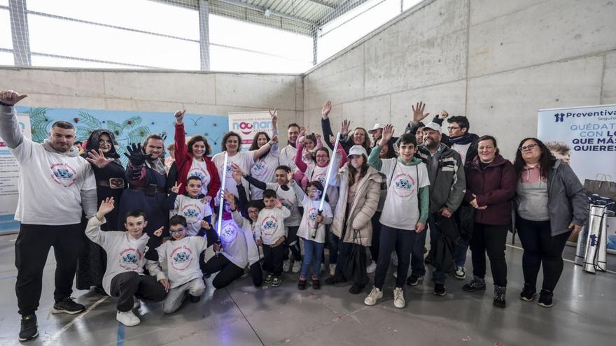 Inscritos en la prueba, con la Consejera, en el polideportivo del colegio Parque Infantil.