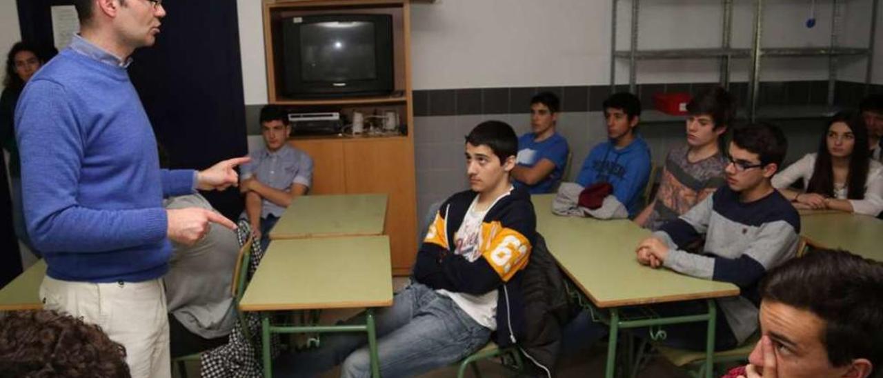 Una charla sobre reciclaje impartida por el técnico municipal de Medio Ambiente en el instituto. // Muñiz