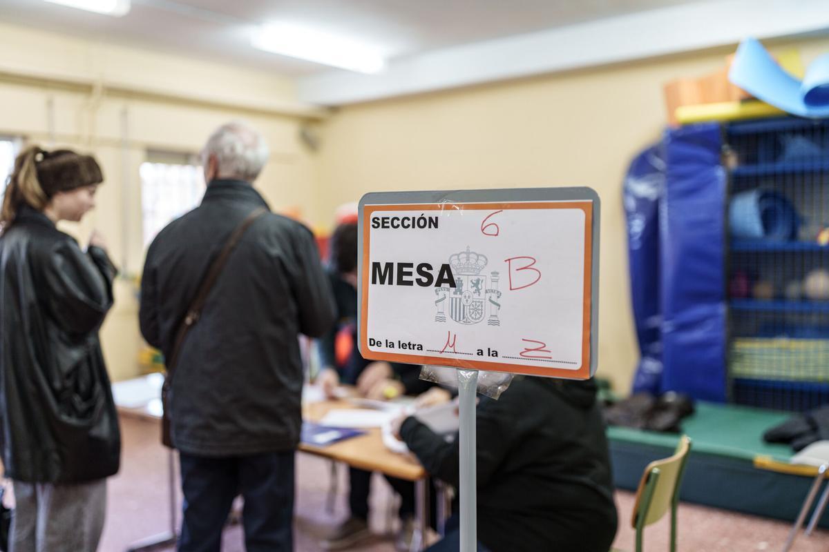 Ciudadanos ejercen su derecho al voto con motivo de las elecciones autonómicas en Extremadura en un colegio electoral, a 21 de diciembre de 2025, en Mérida, Badajoz, Extremadura (España). Alrededor de casi 891.000 extremeños han sido convocados en la jornada de hoy para ejercer su derecho al voto en unos comicios a la Asamblea de Extremadura convocados de forma anticipada por la presidenta María Guardiola tras la ruptura de apoyos parlamentarios y el fracaso en la aprobación de los Presupuestos. 21 DICIEMBRE 2025;RECURSOS;ELECCIONES AUTONÓMICAS;DEMOCRACIA;COLEGIO ELECTORAL;VOTANTES Javier Cintas / Europa Press 21/12/2025. Javier Cintas;