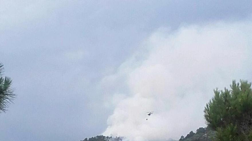 30 personas trabajan en un incendio provocado por un rayo en la Pobla de Benifassà