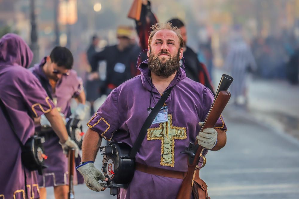 Más cara, pero a tiempo, ha llegado la pólvora para protagonizar la guerrilla de arcabucería de las fiestas de Sant Jaume de Guardamar