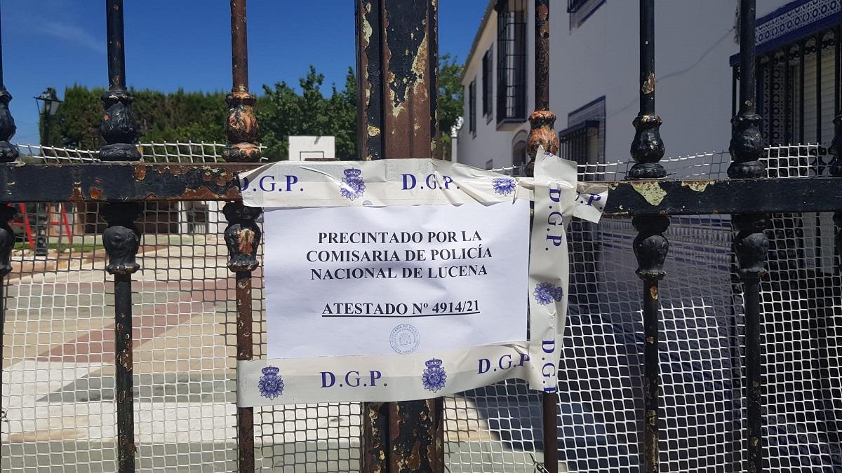 Precinto policial en el lugar donde un niño ha muerto mordido por un perro, en Lucena.