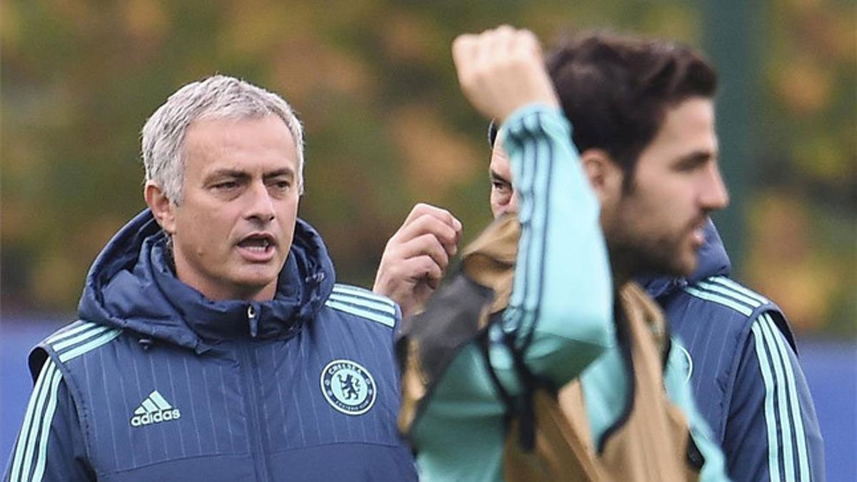 Mourinho y Cesc en un entrenamiento del Chelsea