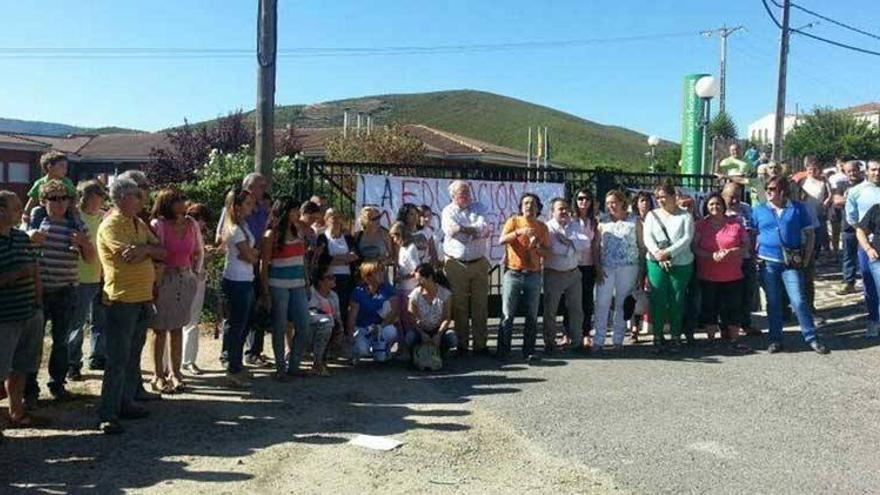 Protesta contra el posible cierre de la residencia de estudiantes en Caminomorisco