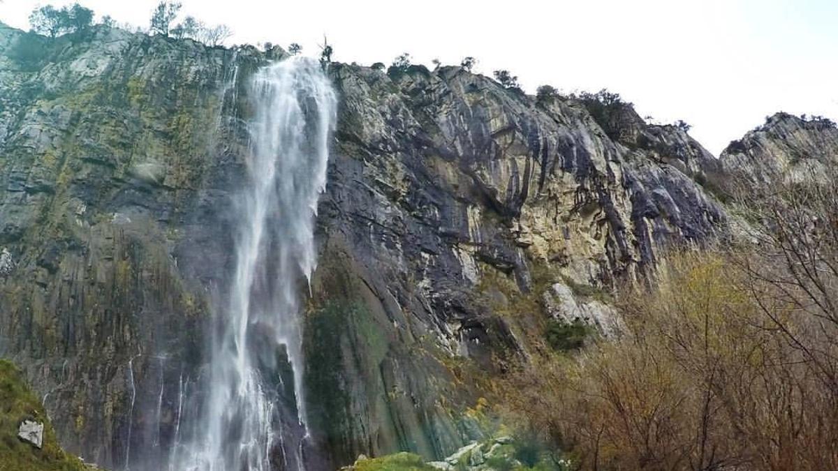 Cascada que forma el río Asón