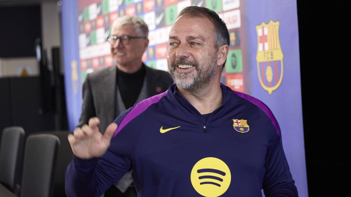 Hansi Flick se despide de la sala de prensa este viernes.