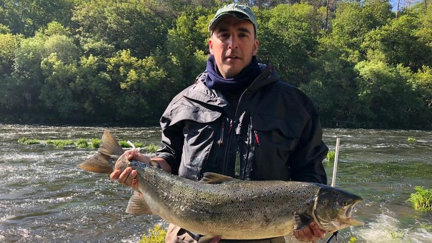 Manuel Mosteiro con el tercer salmón de la temporada. // Bernabé / Cris M.V.