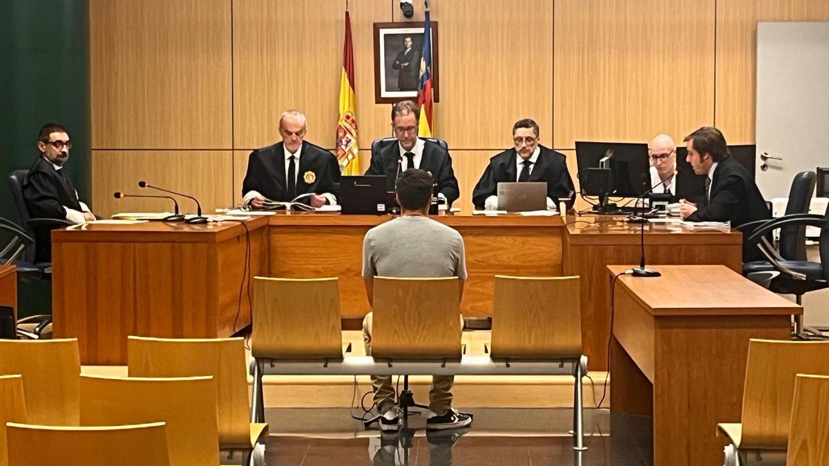 El acusado de descargar y distribuir pornografía infantil frente al Tribunal que lo iba a juzgar el martes.