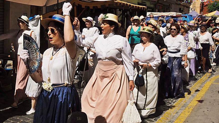 Un grup de dones amb indumentària d’època. | VICENT M. PASTOR