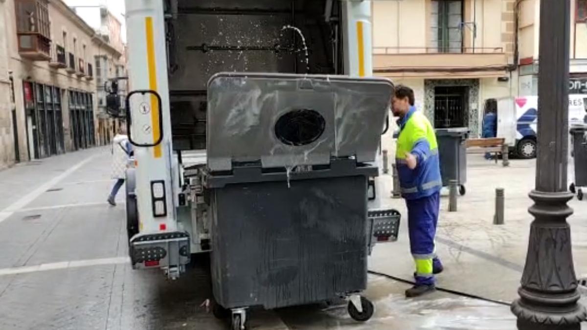 Nuevo camión lavacontenedores del servicio de limpieza en Zamora