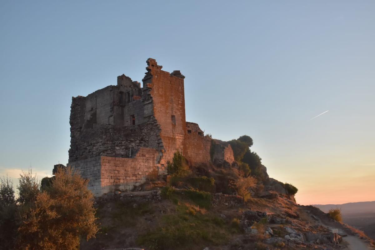 Castillo de Trevejo, al atardecer.