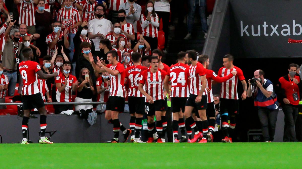 Jugadores del Athletic Club celebrando un gol en el césped de San Mamés