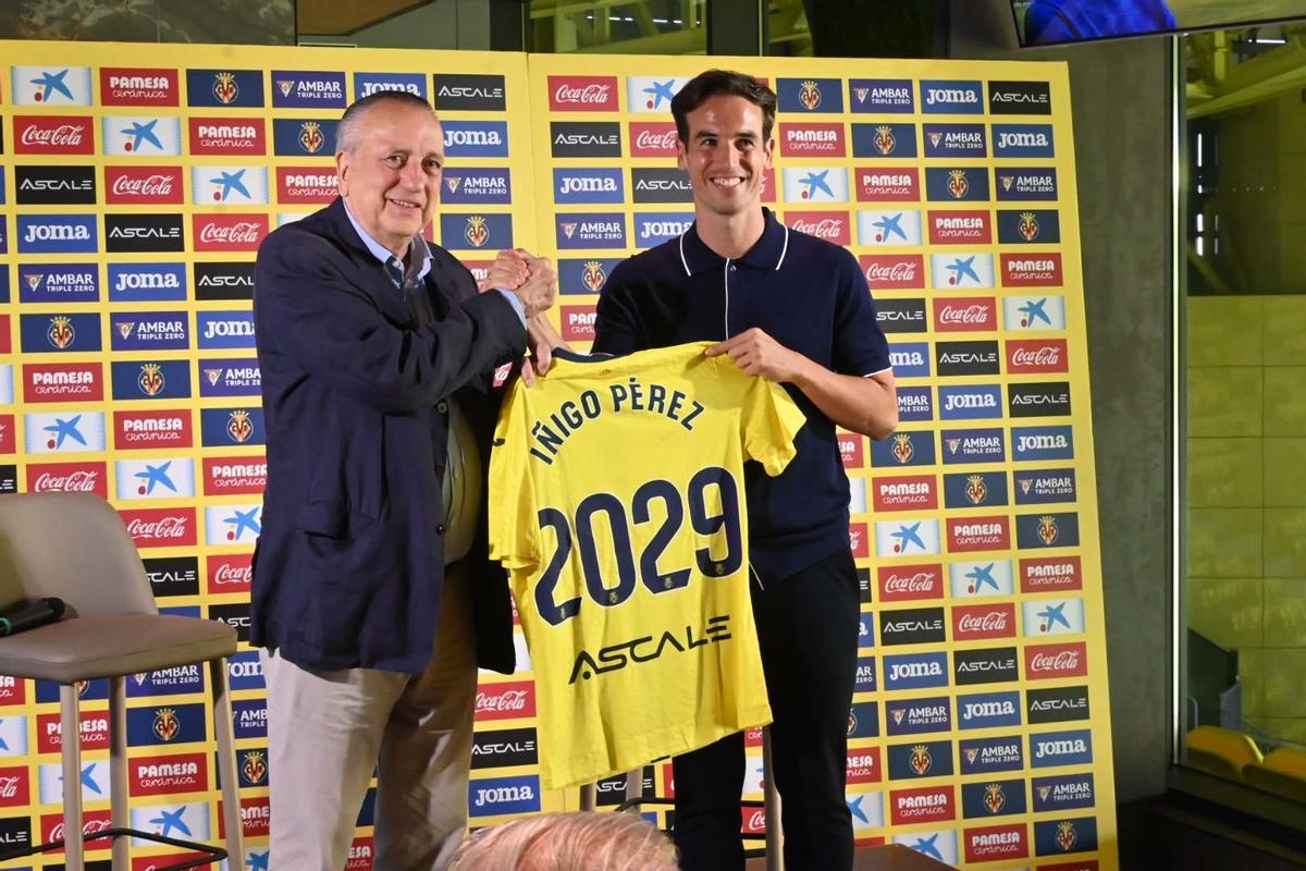 Iñigo Pérez, durante su presentación como nuevo entrenador del Villarreal junto al presidente amarillo, Fernando Roig.