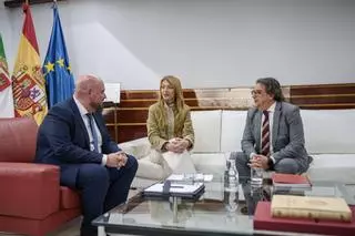 Renunión del presidente de la Asamblea con diputados del PSOE