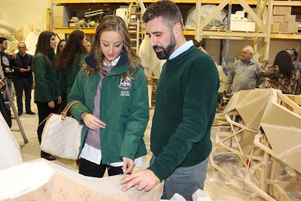 Visita de la fallera mayor y la corte a la falla municipal