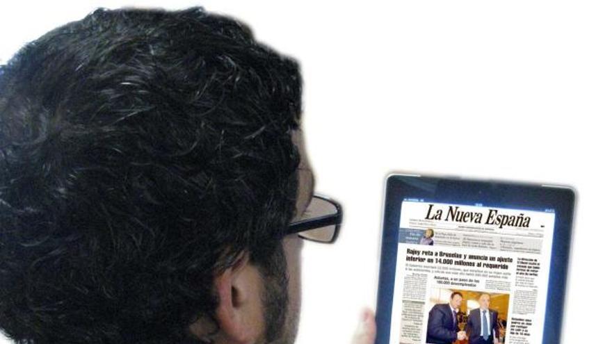 Una lectora, consultando una edición en Orbyt de LA NUEVA ESPAÑA en un ordenador portátil.