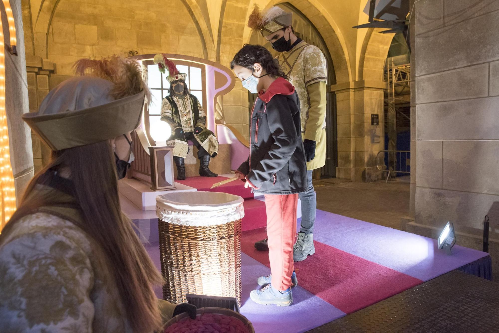 Gairebé 500 nens lliuren la carta al príncep Assuan el seu primer dia