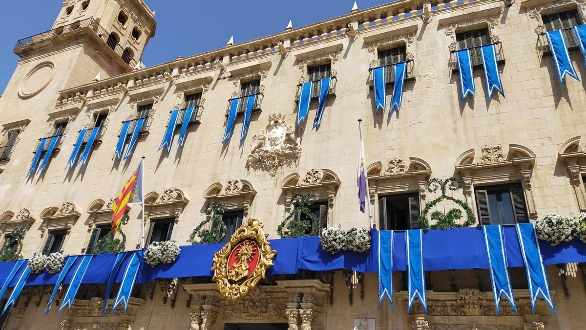 El Ayuntamiento de Alicante se engalana para la Alborada a la Virgen del Remedio.