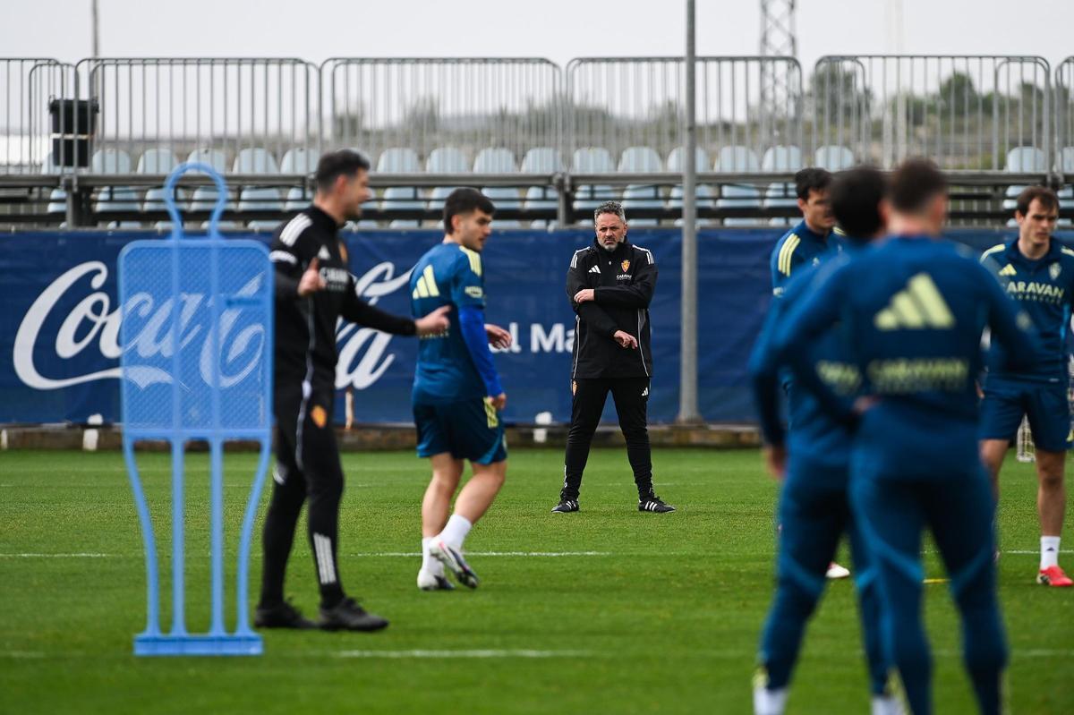 David Navarro observa a sus jugadores durante el entrenamiento de este martes en la Ciudad Deportiva.