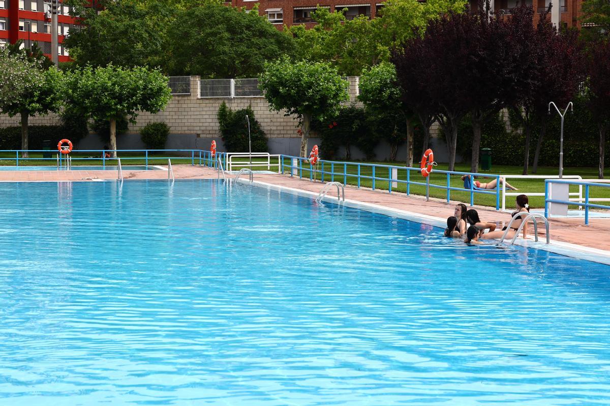 La piscina de La Granja casi vacía durante su primer día