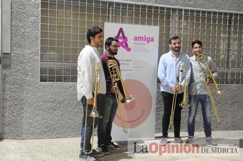 Los lazos rosas toman el Paraninfo de la UMU